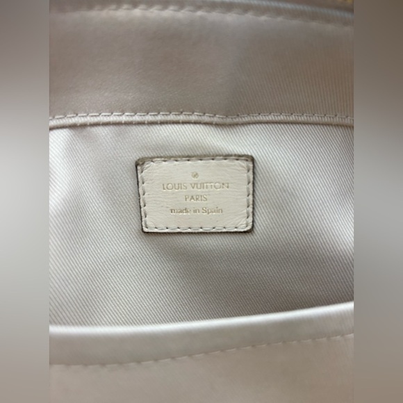 Louis Vuitton Saintonge Crème  Monogram Crossbody - Picture 13 of 16